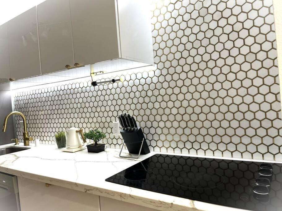 Huge Patio Washerdryer 1 Bedroom Banyan Free Parking 5 Min To Beach ホノルル エクステリア 写真