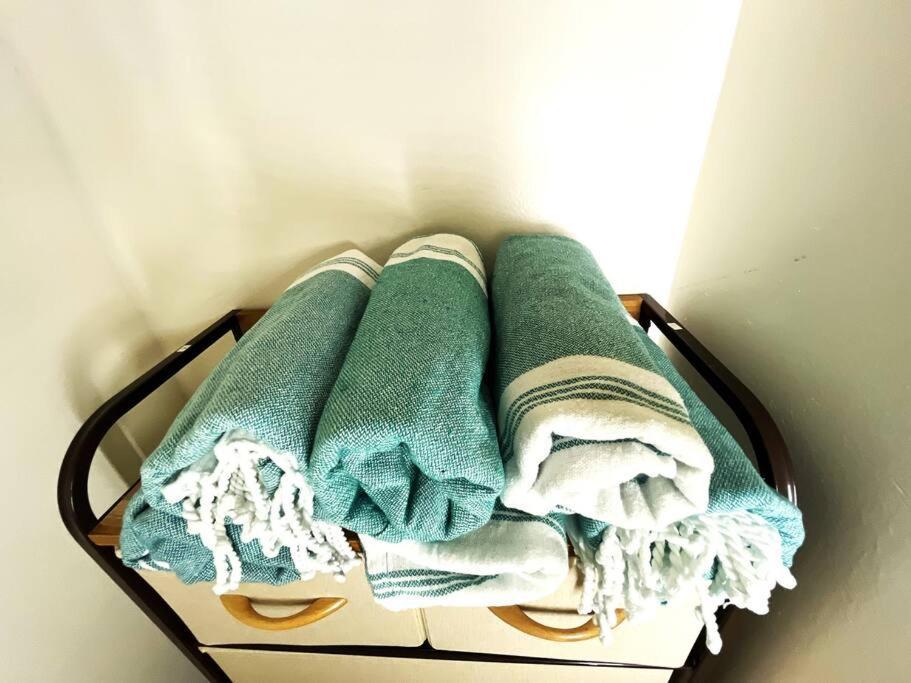 Huge Patio Washerdryer 1 Bedroom Banyan Free Parking 5 Min To Beach ホノルル エクステリア 写真